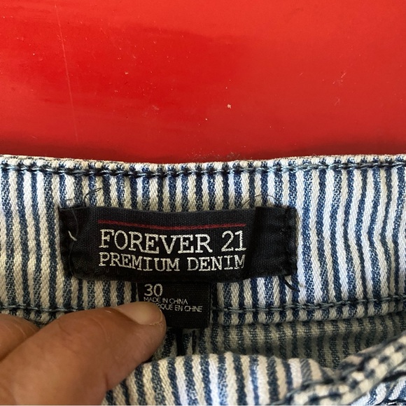 FOREVER 21 premium denim shorts - Picture 4 of 8